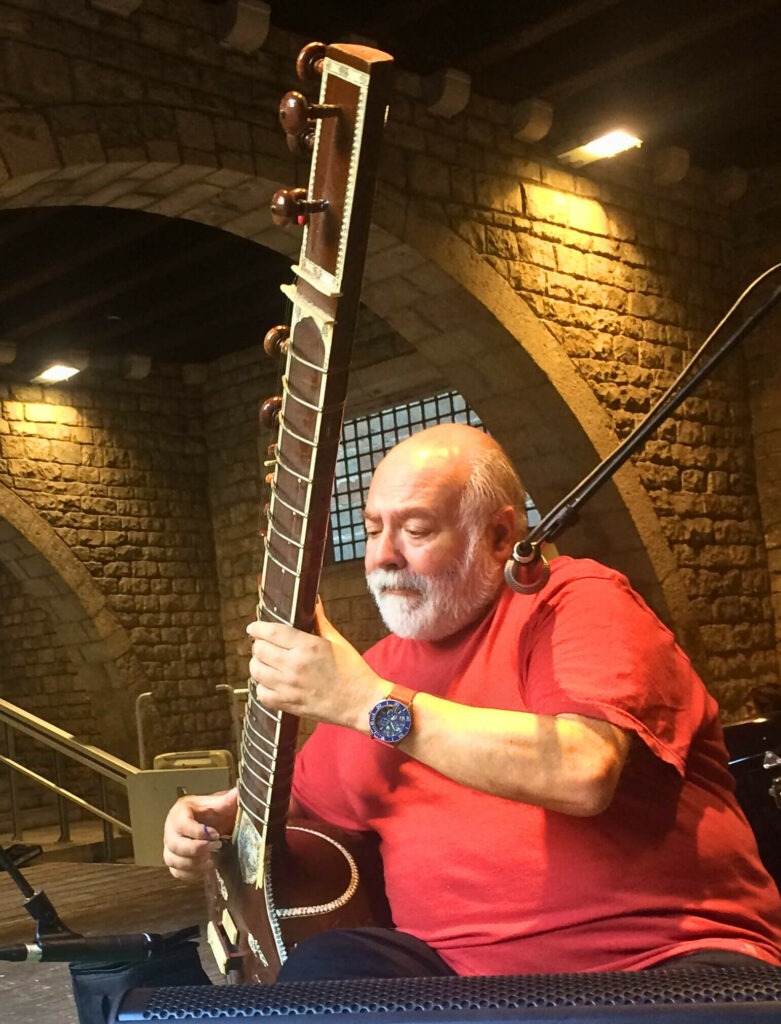 Bhakti das tocando Sitar